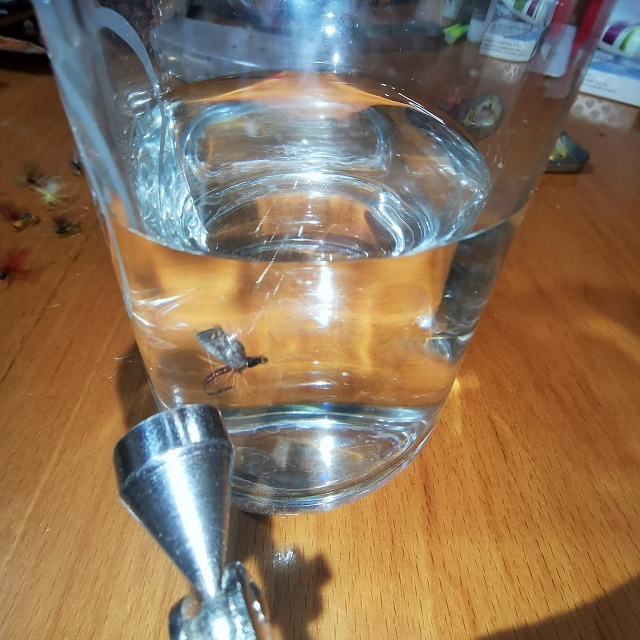 Proba plovnosti mušice u čaši