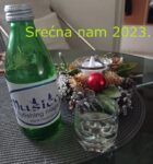 čestitka sa jabukom i natpisom