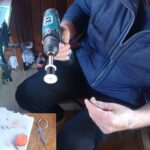 Namotavanje konca iz trake na špulnu crni